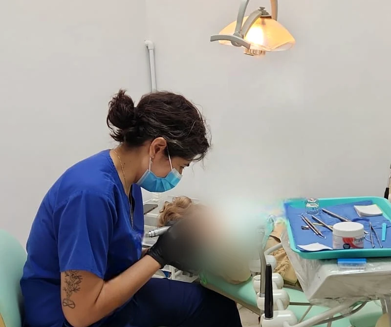 Saraí González atendiendo en su consultorio